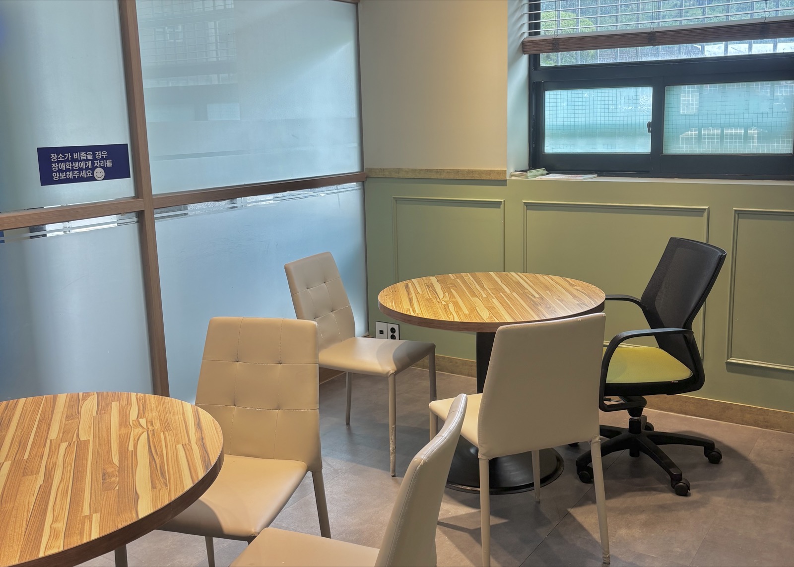 Holton Hall 1F accessible student lounge